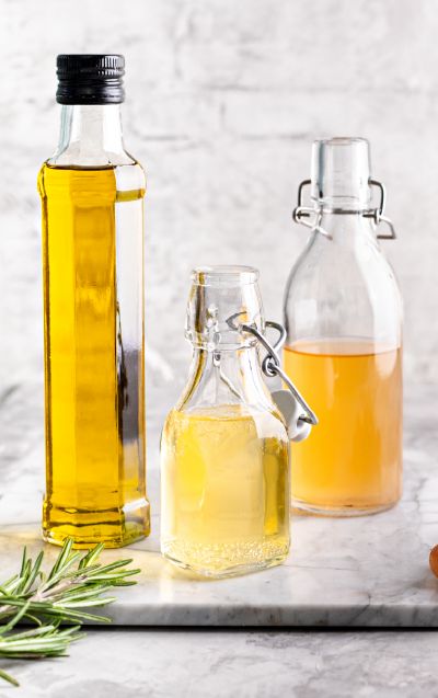 botellas con aceite y vinagre