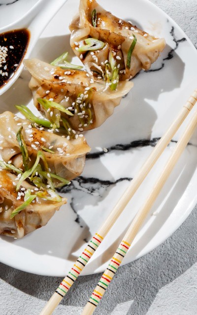 plato de comida japonesa con palillos