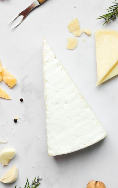 plato con trozos de queso